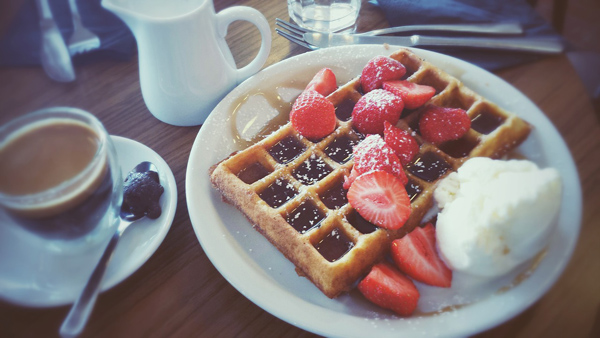 WAFFLE WITH STRAWBERRIES