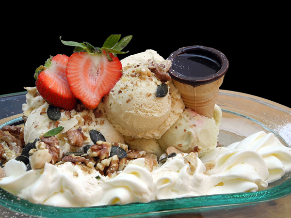 ICE CREAM WITH WALNUTS AND STRAWBERRY