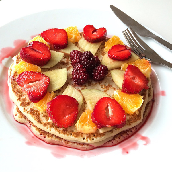 PANCAKES WITH FRUIT