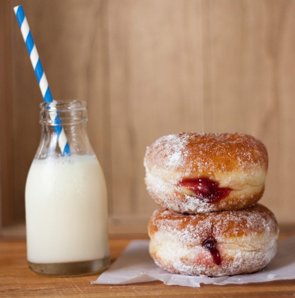 DOUGHNUTS WITH FRUIT PRESERVE